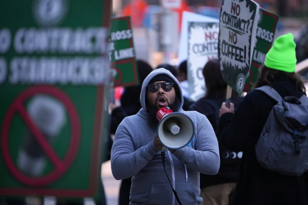 Saturday Night Live se burla de Pete Hegseth sobre Irán con una imitación ‘excelente’ del secretario de guerra