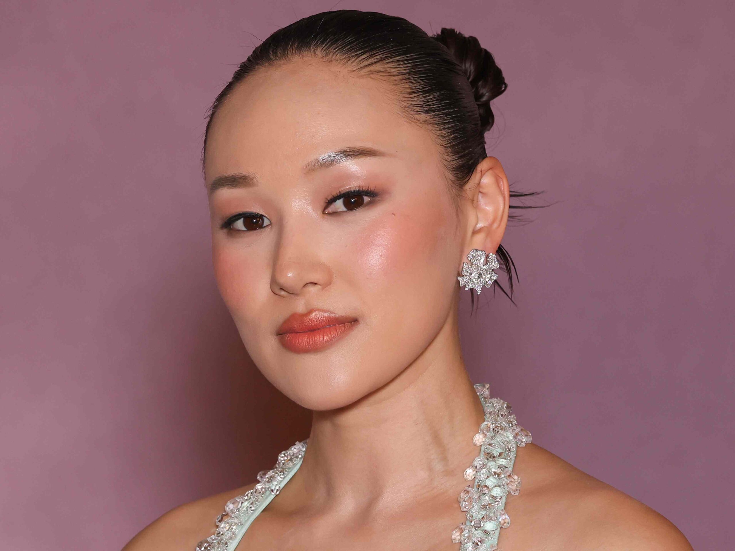 Ryan Gosling no puede dejar de reírse durante un sketch de SNL mientras los fans cuestionan al ‘extraño’ actor