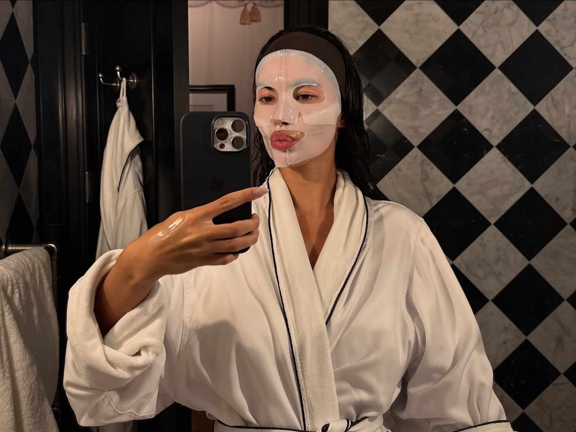 Sofia Vergara (53) muestra curvas con estampado de leopardo mientras despega de París