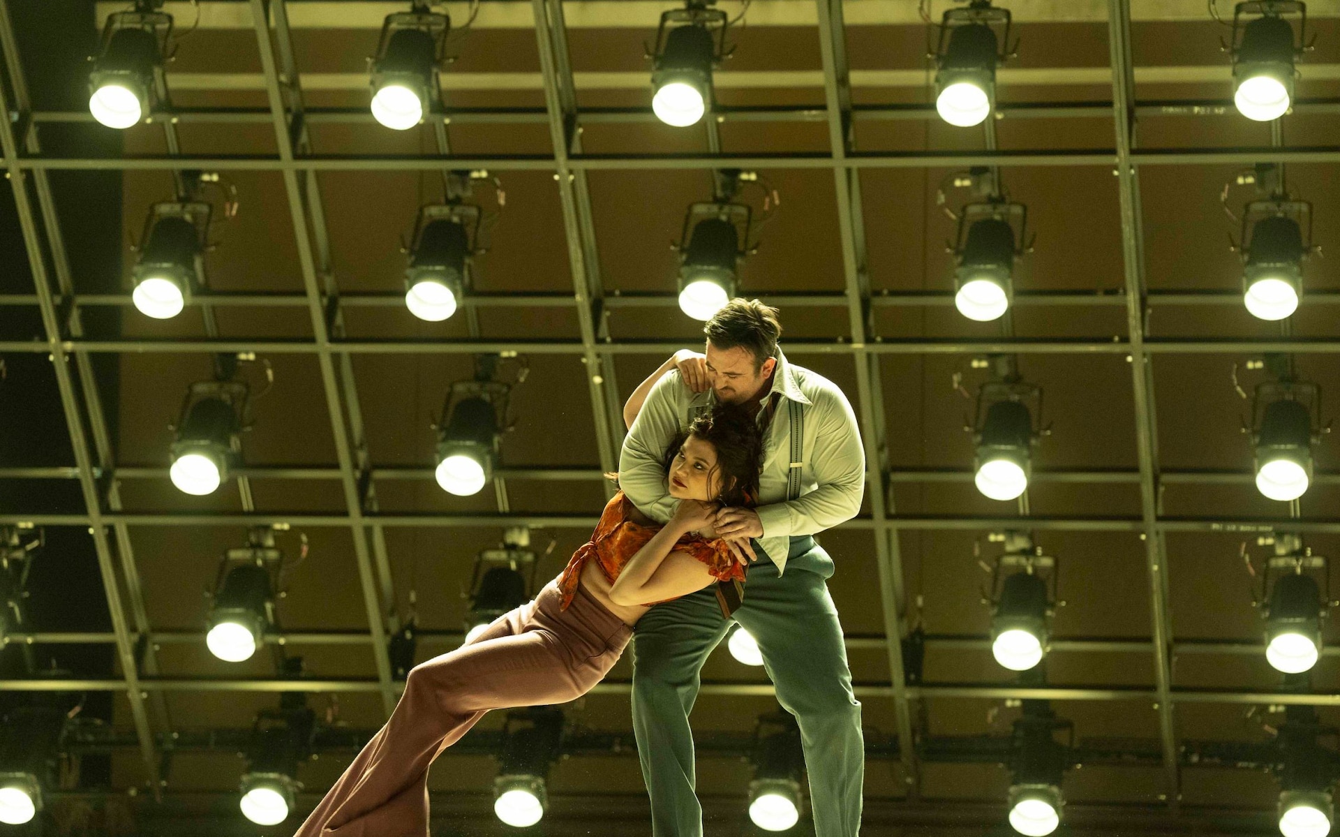 Los pescadores de hielo continúan acudiendo a los lagos incluso mientras las temperaturas suben