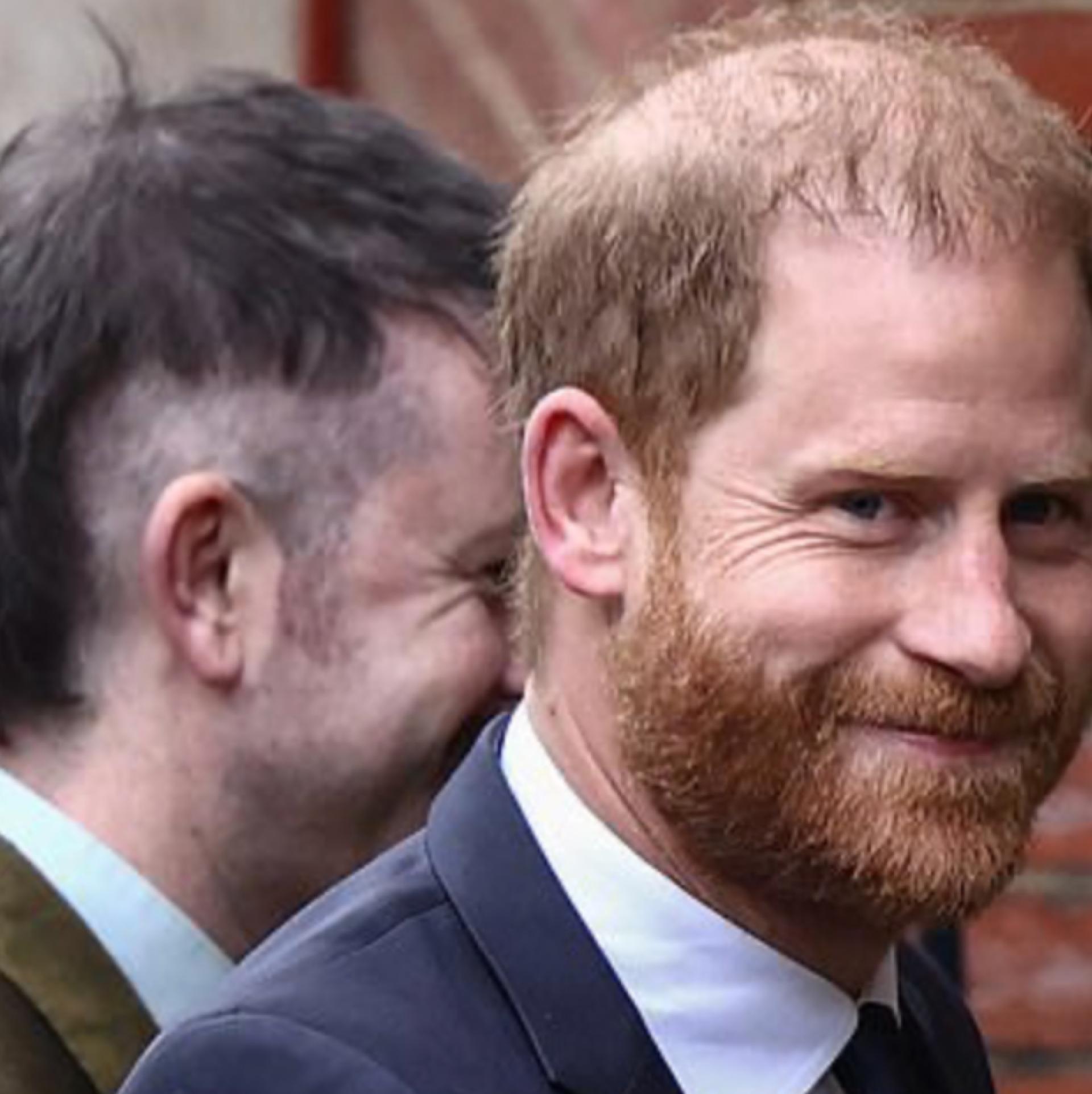 El conductor dice que el frenado de emergencia automático de su SUV se activó por una bolsa plástica en la autopista, dejándolo casi embestido por el coche detrás.