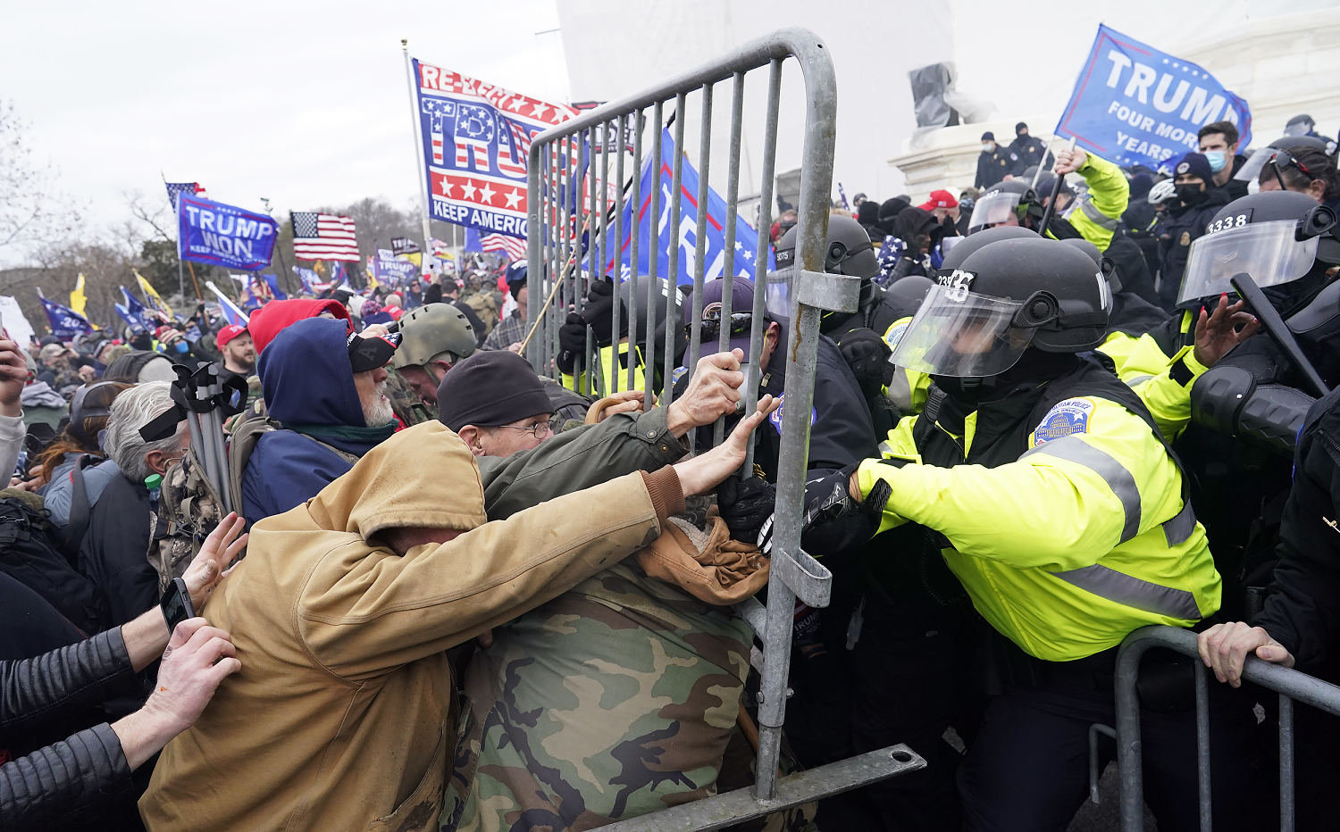 Manifestantes do dia 6 de janeiro acusam a polícia de uso excessivo de força em ação coletiva judicial