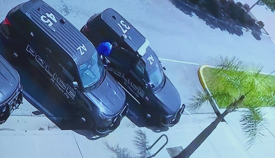 Homem encontrado morto em SUV da Polícia de Azusa não ligou para o 911, apesar de ter o telefone funcionando, dizem as autoridades