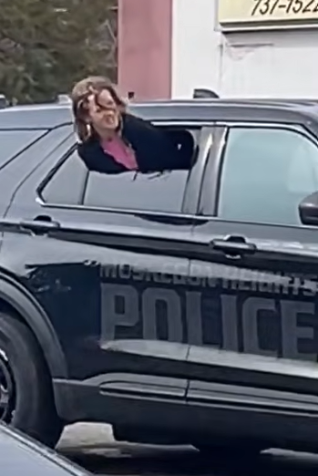 Fuga parecida a Houdini de veículo da polícia do condado de Muskegon vira viral