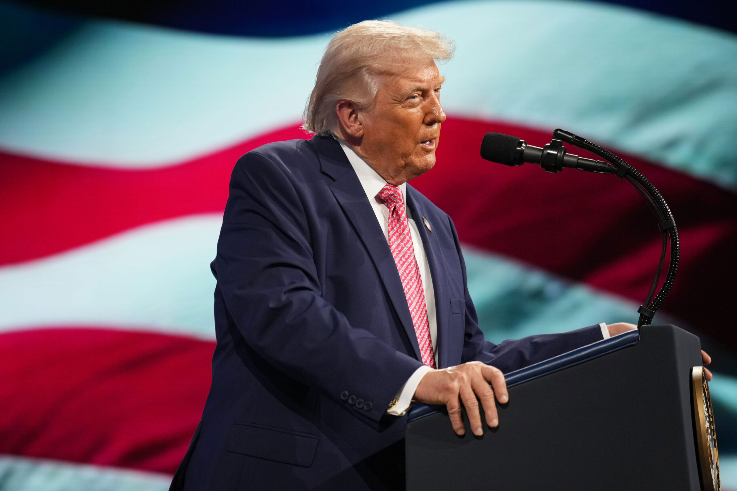 Trump planeja um arranha-céu para a biblioteca presidencial com duas estátuas de ouro de si mesmo