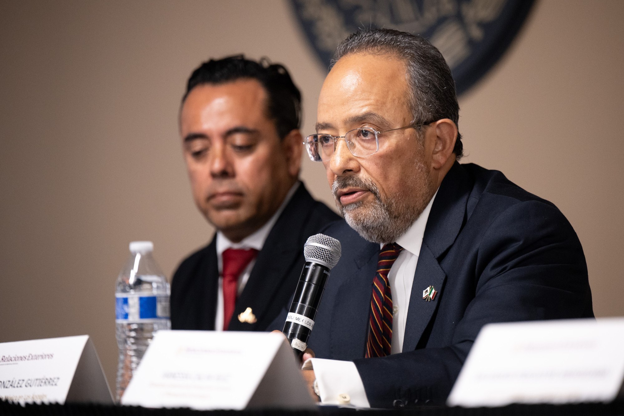 Autoridades mexicanas buscam respostas após a morte de um detido relatada em uma instalação da ICE na Califórnia, dizem oficiais.